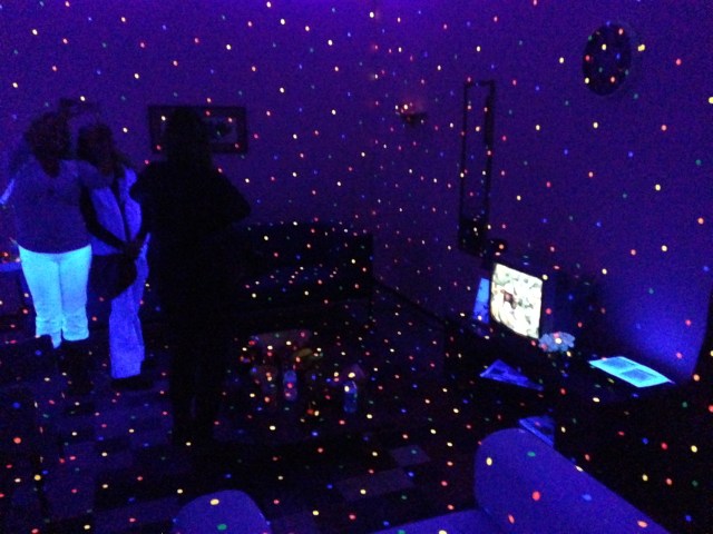Loved this glow in the dark polka dots room :)