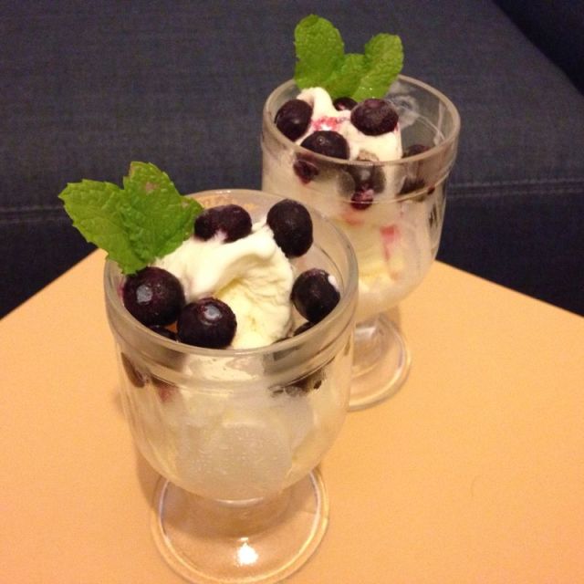 Vanilla ice cream with drops of lemon, blueberry and fresh mint leaves